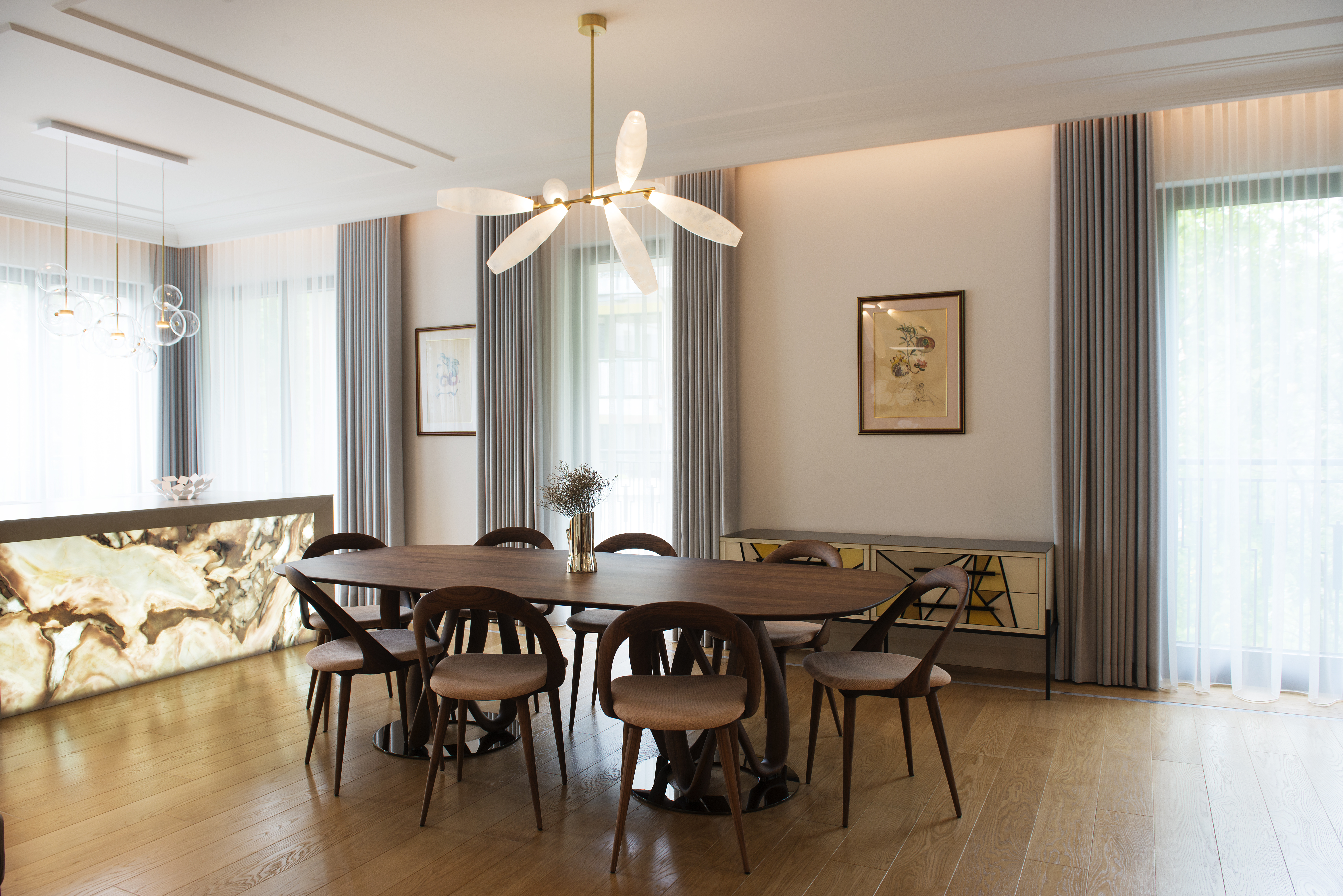 Elegancja, harmonia, luksus. Stworzenie ekskluzywnego wnętrza, poprzez połączenie wysokiej klasy materiałów  z subtelnymi barwami i biżuteryjnymi dodatkami.