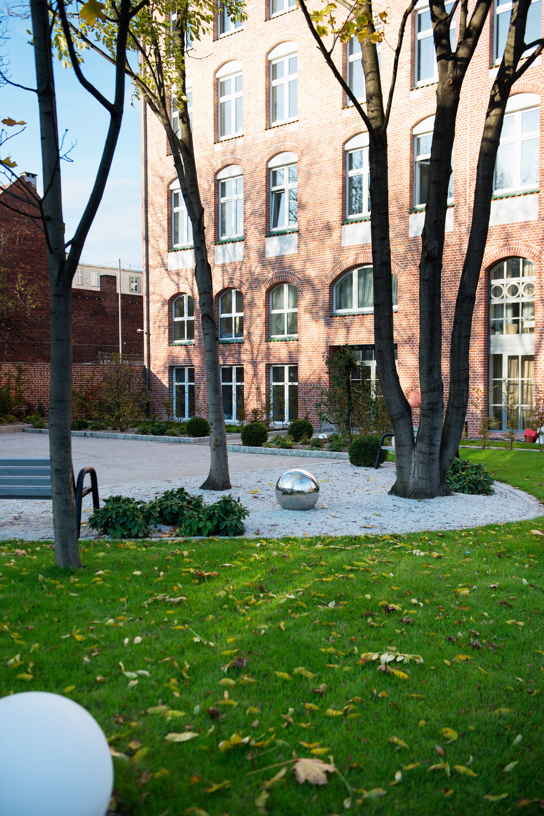 Ogród przy kamienicy.