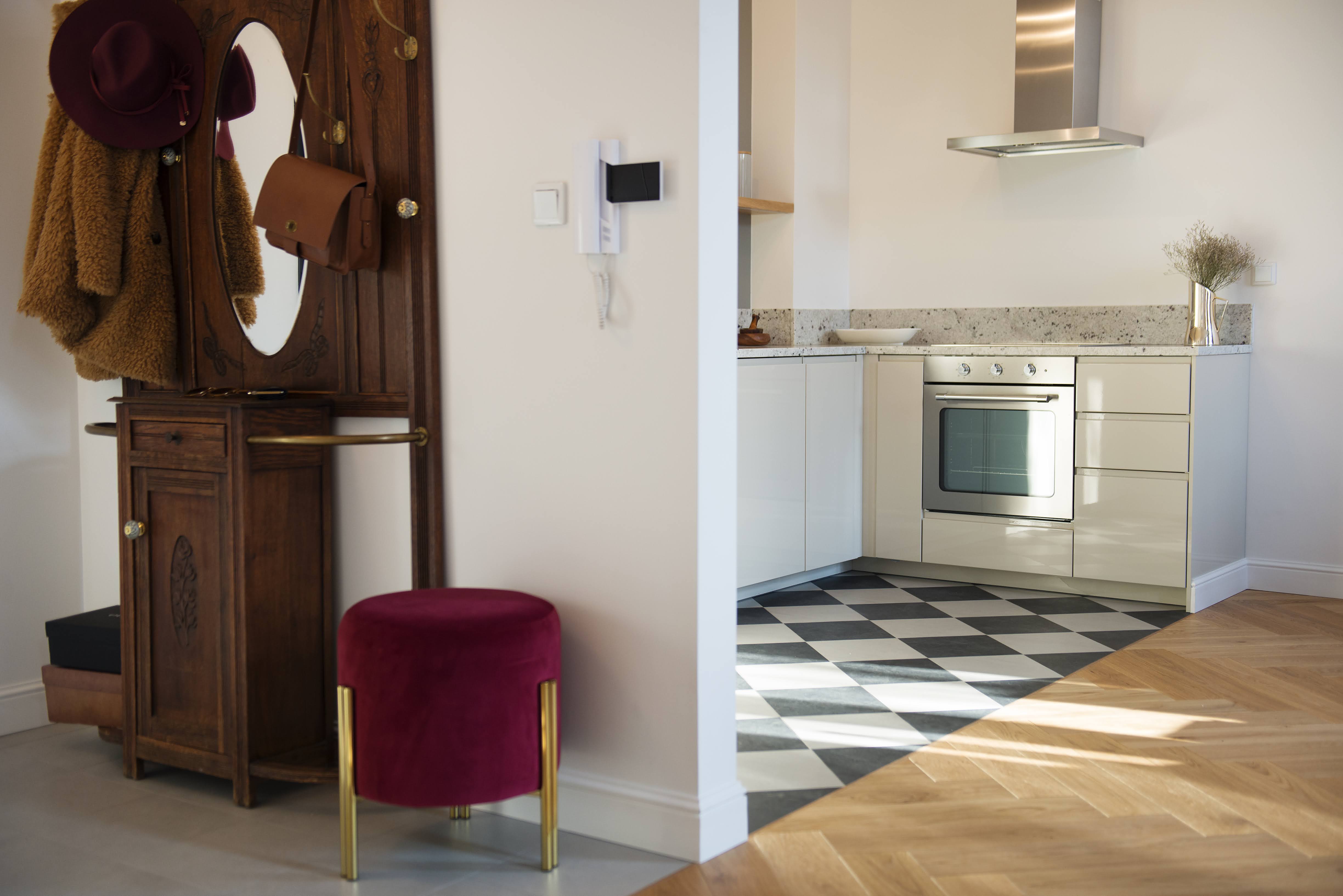 Unikatowa garderobianka, zdobi wejście do mieszkania.