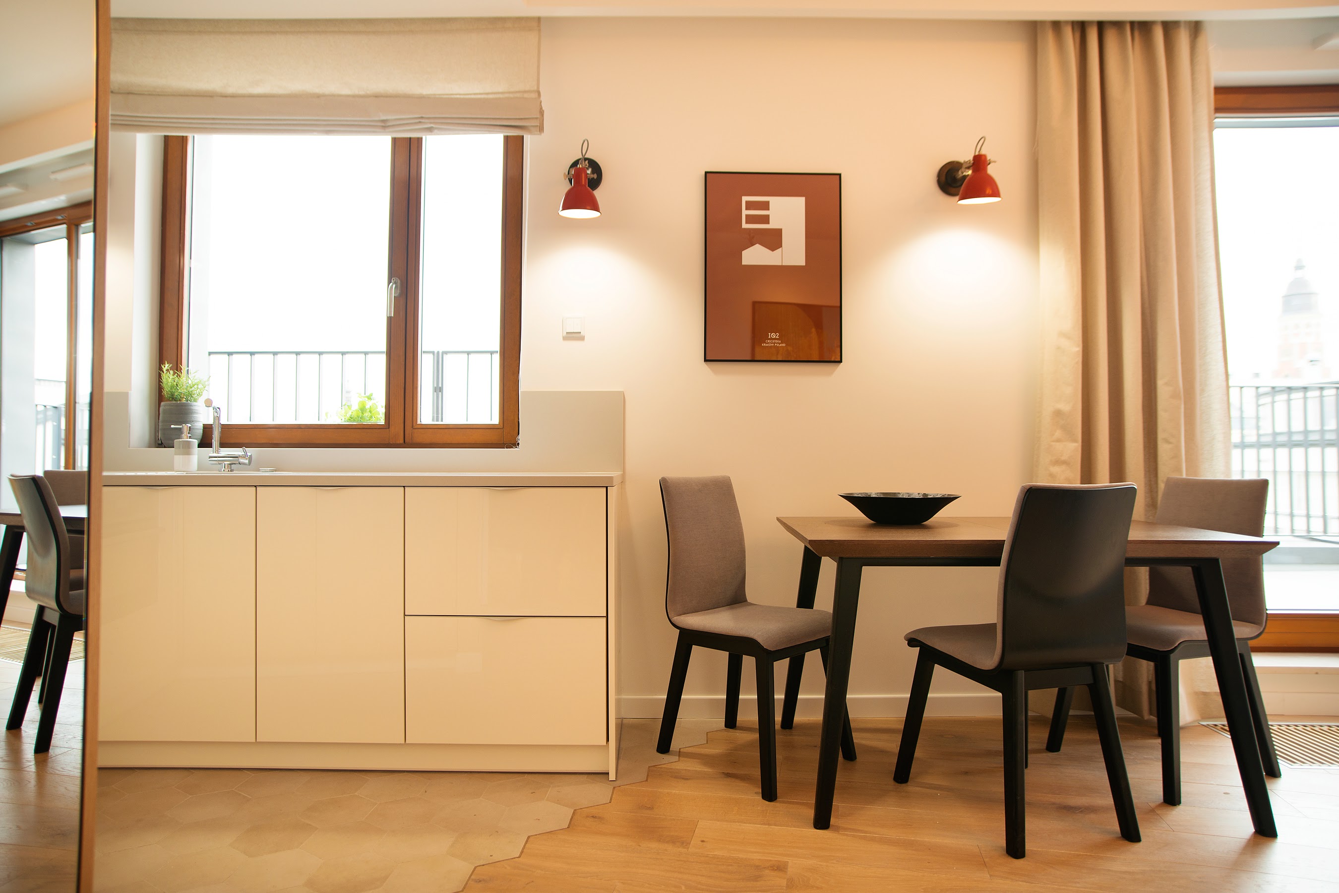 Połączenie płytek z deską pozwoliło powiększyć kuchnię i zachować podział na strefy funkcjonalne.