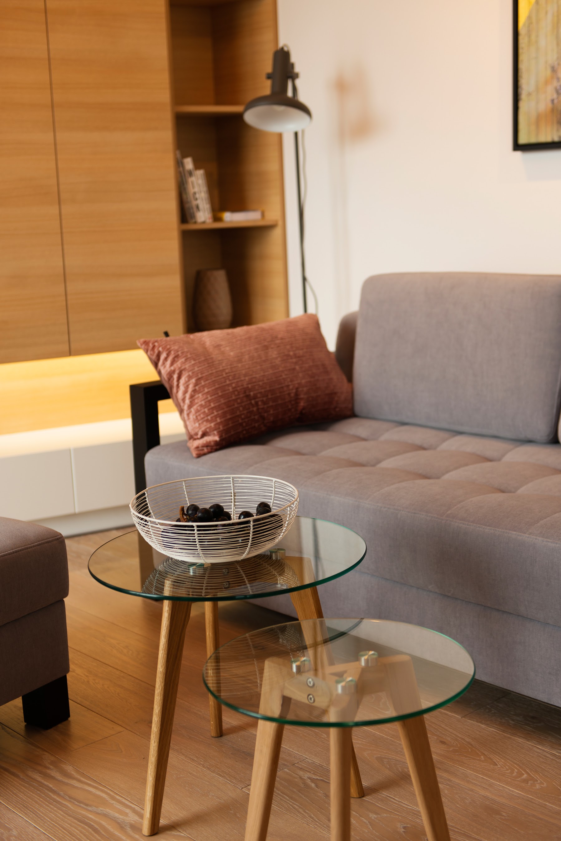 Stoliki ze szklanymi blatami, nadają lekkości i są ozdobnym detalem.