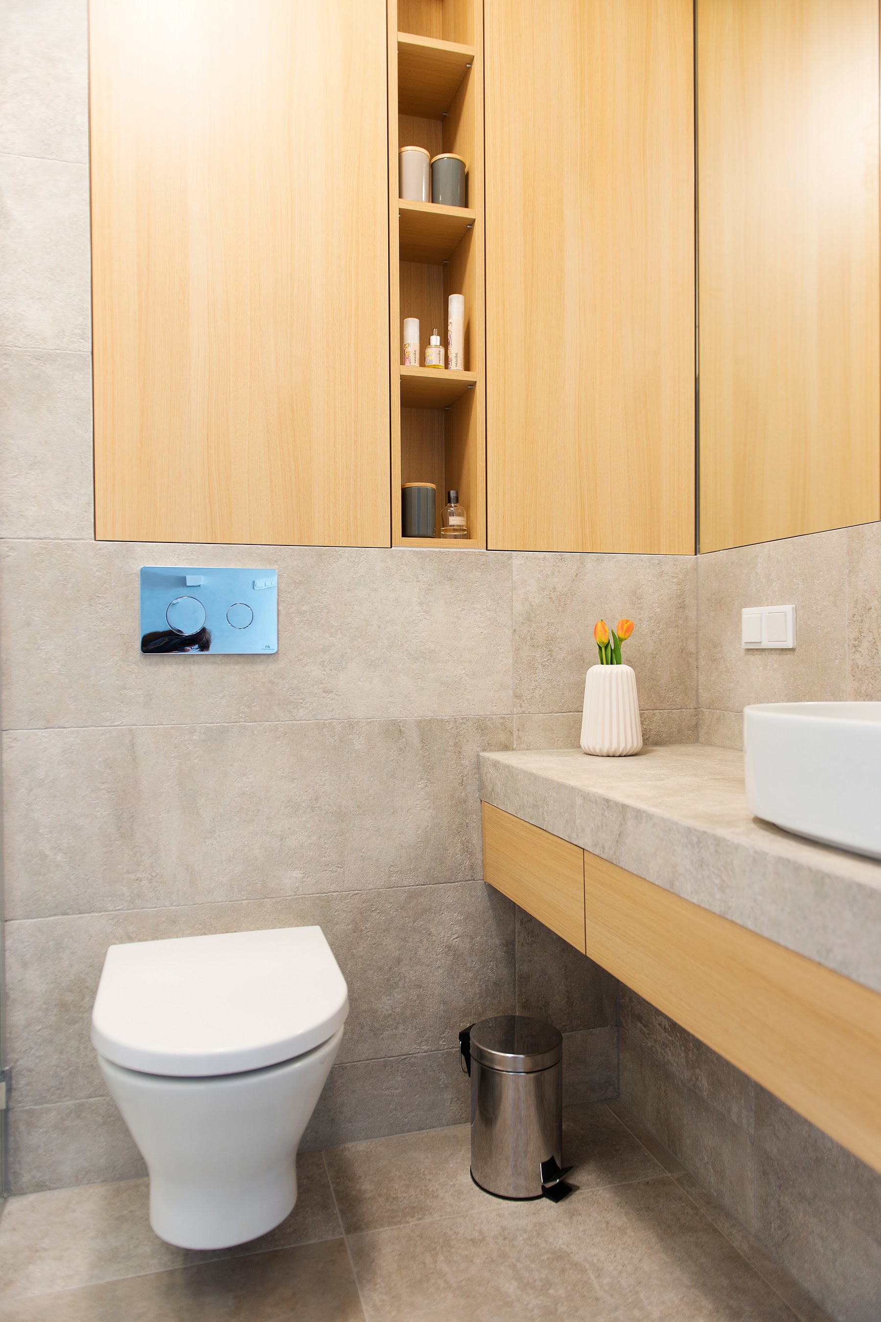 Szafki, półki i szuflady w łazience, są bardzo ważne w małych mieszkaniach.