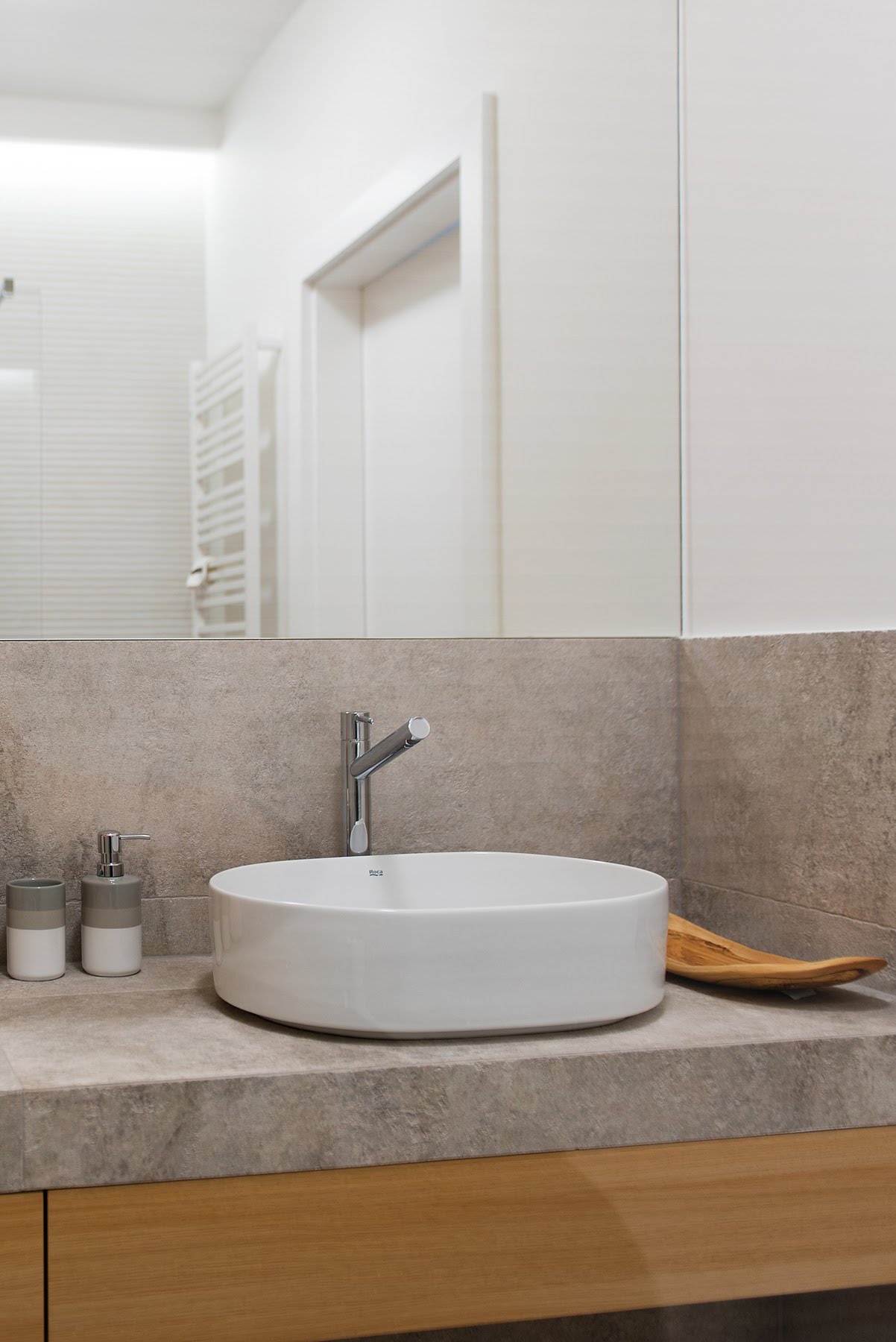 Szafki, półki i szuflady w łazience, są bardzo ważne w małych mieszkaniach.