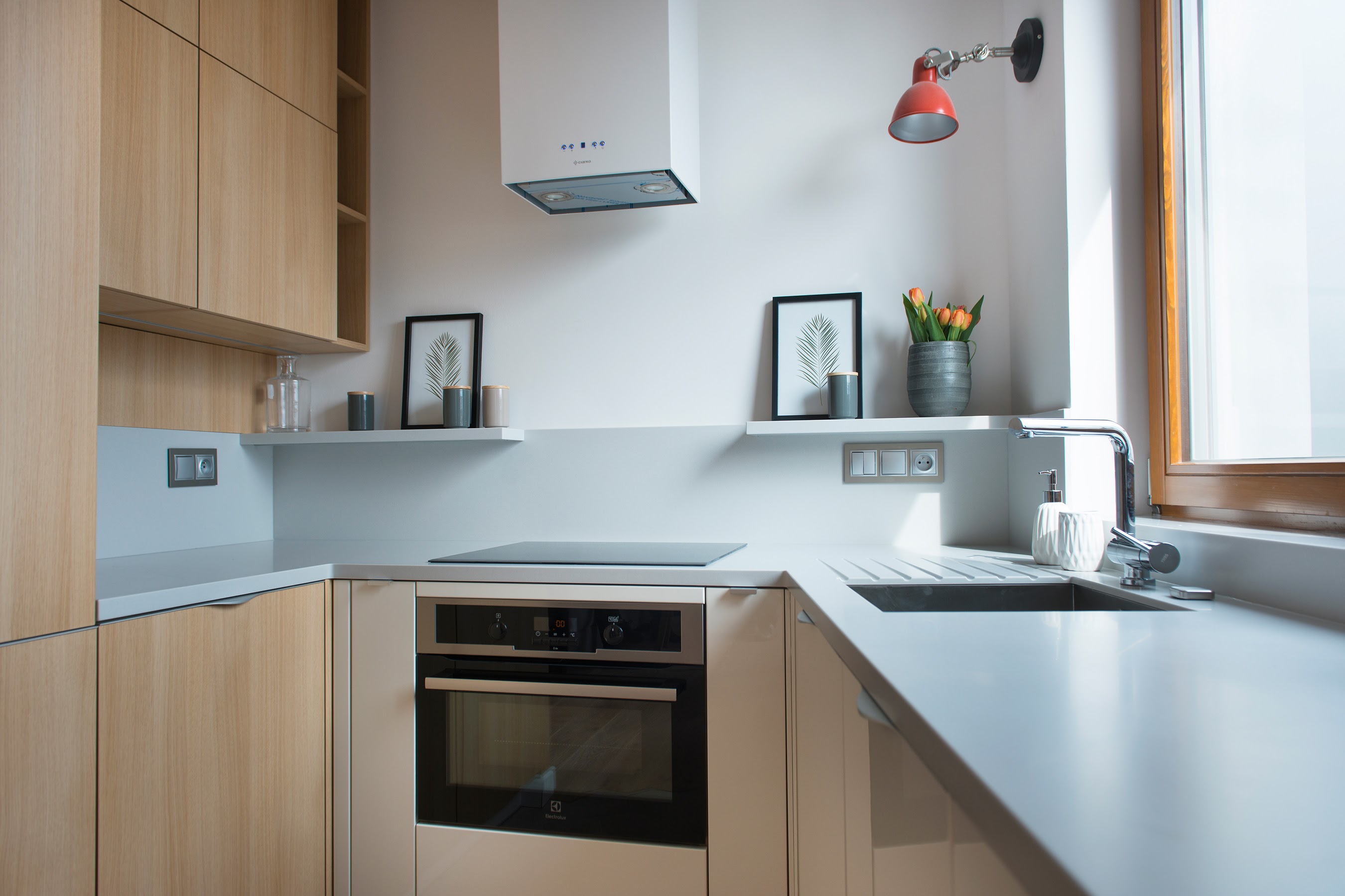 Blat z odpornego Corianu, idealnie sprawdzi się w mieszkaniu pod wynajem.