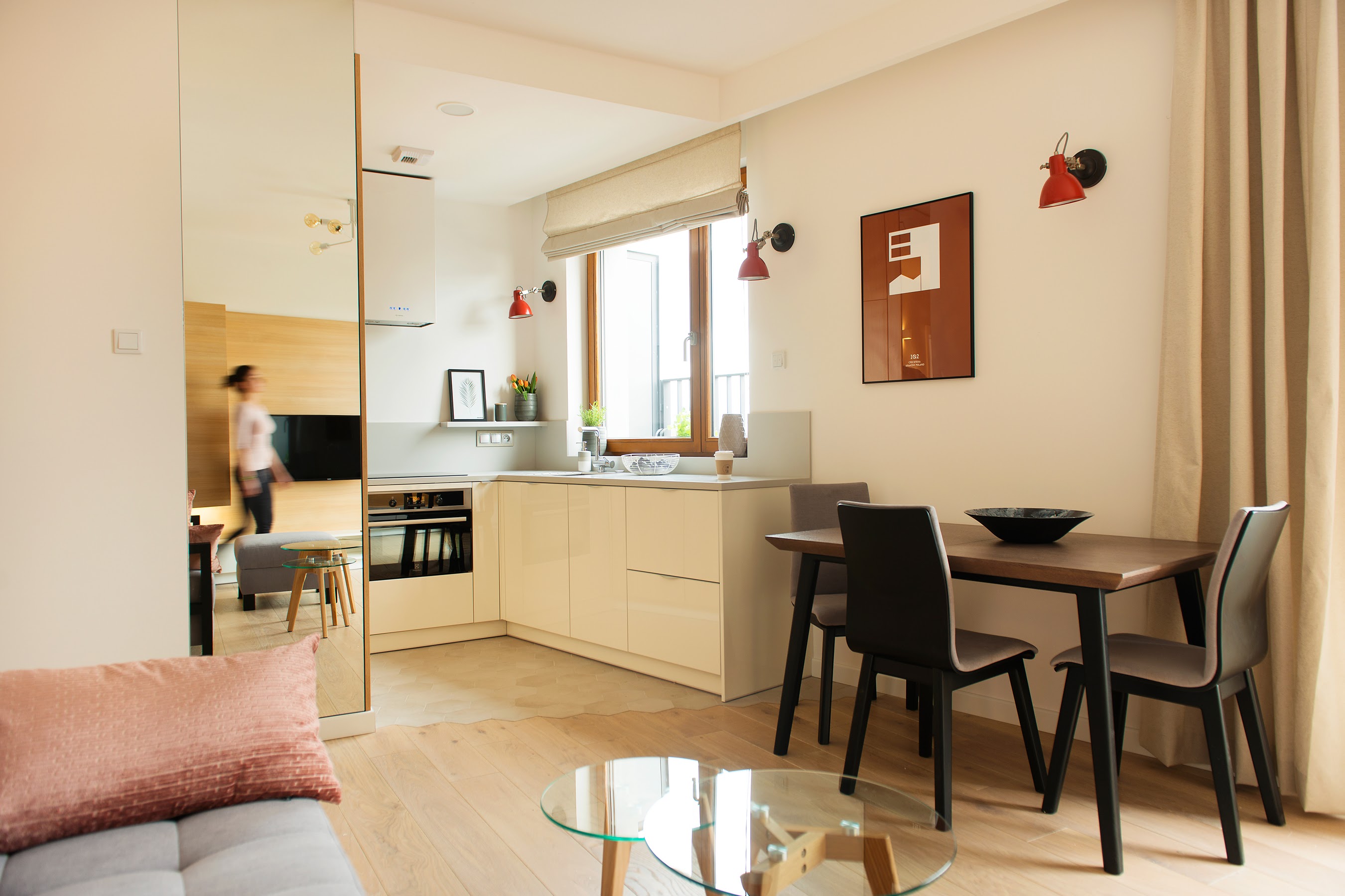 Lustro powiększa niewielką przestrzeń mieszkania.