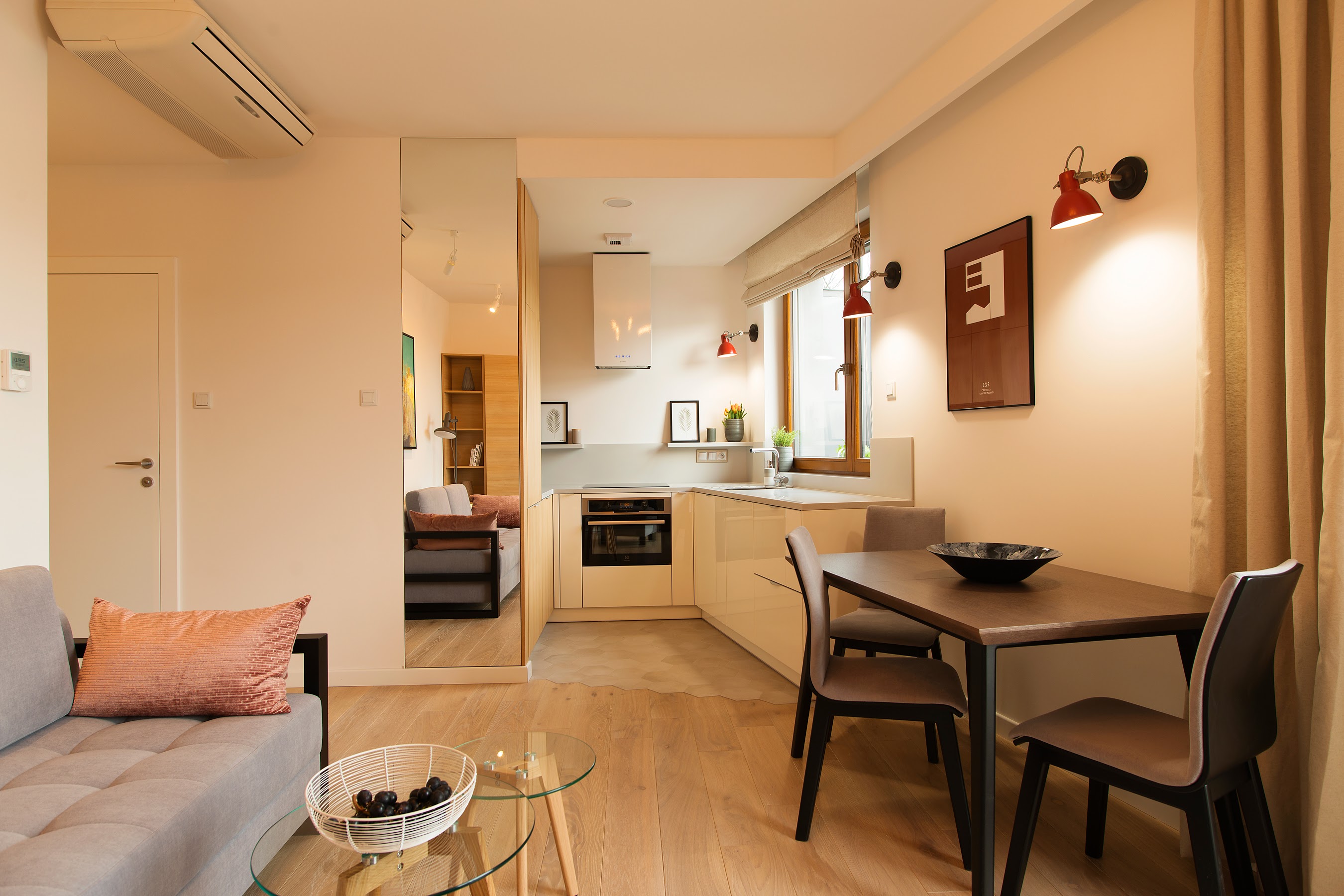 Kuchnia pomimo niewielkiego metrażu ma sporo blatu roboczego i miejsca na przechowywanie.