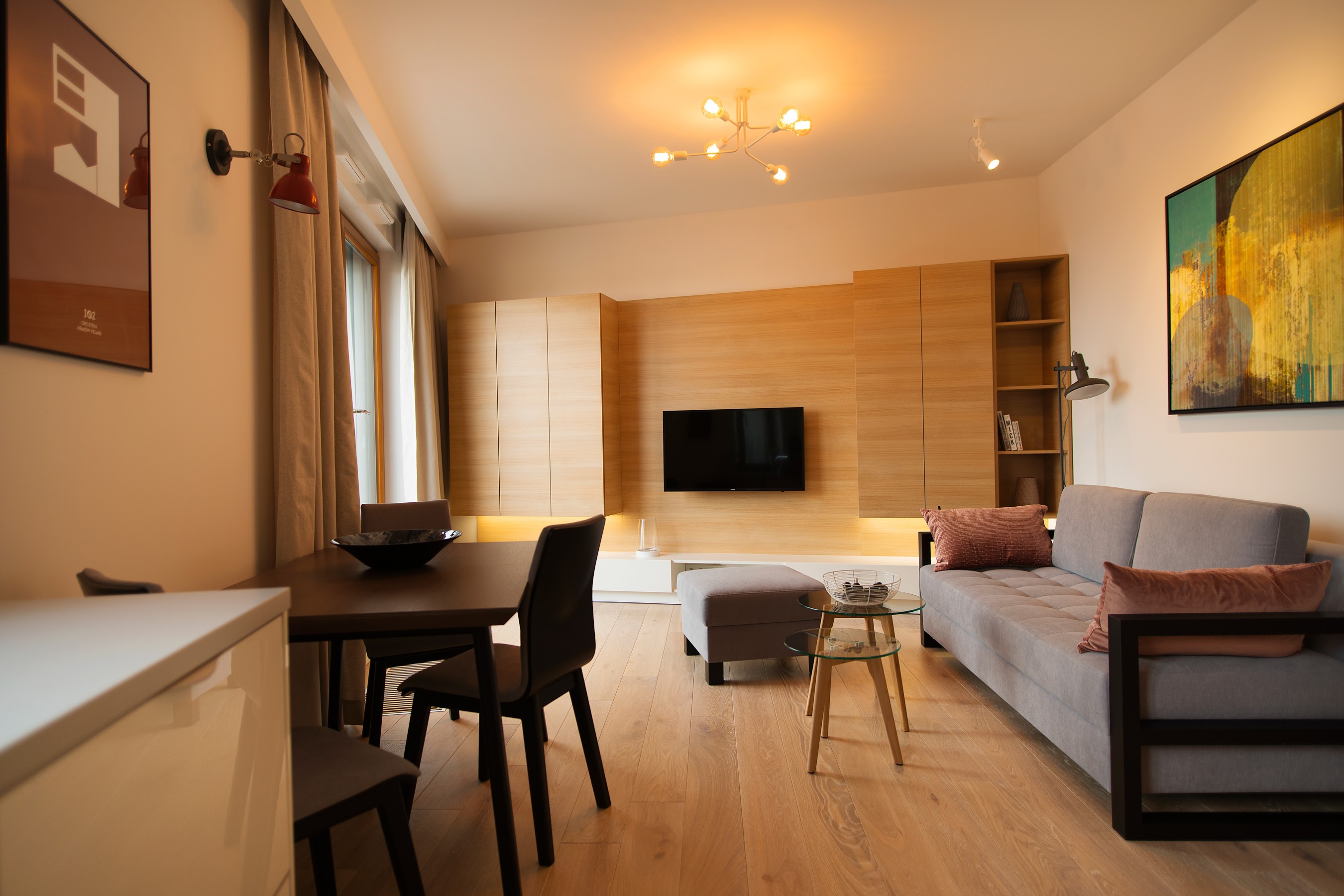 Telewizor zawieszony na ruchomym uchwycie, nie odciąga wzroku od pięknego widoku za oknem.