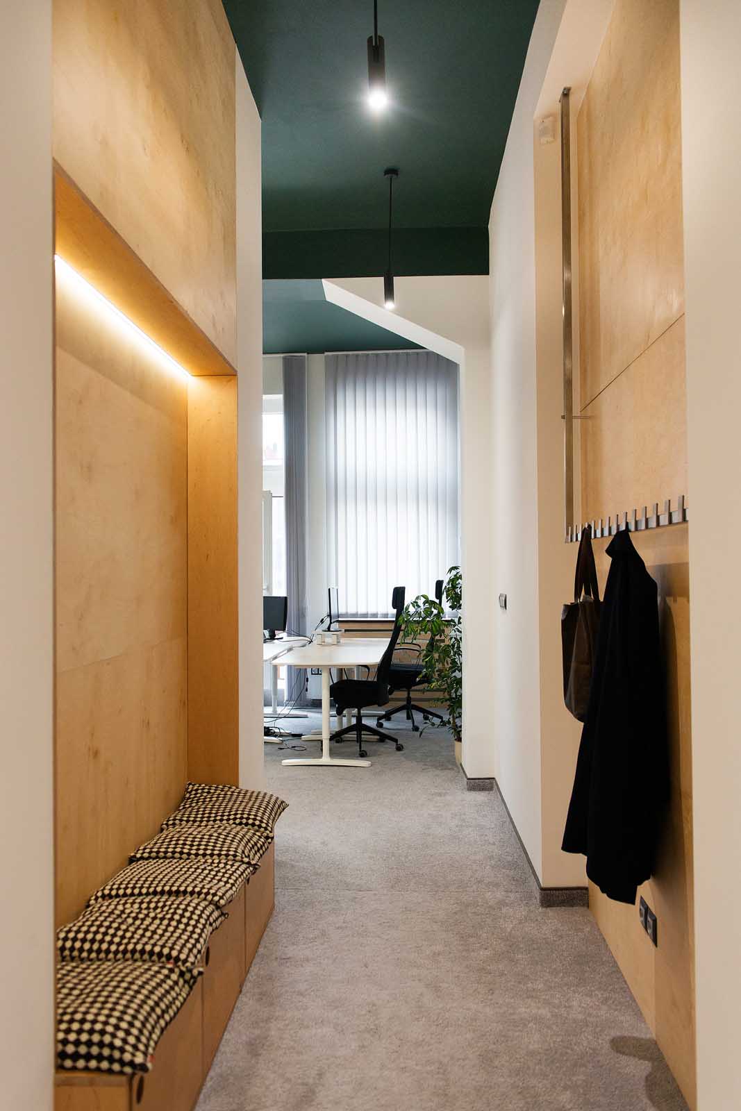 W strefie wejścia każdy ma swój wieszak oraz szafkę na buty.