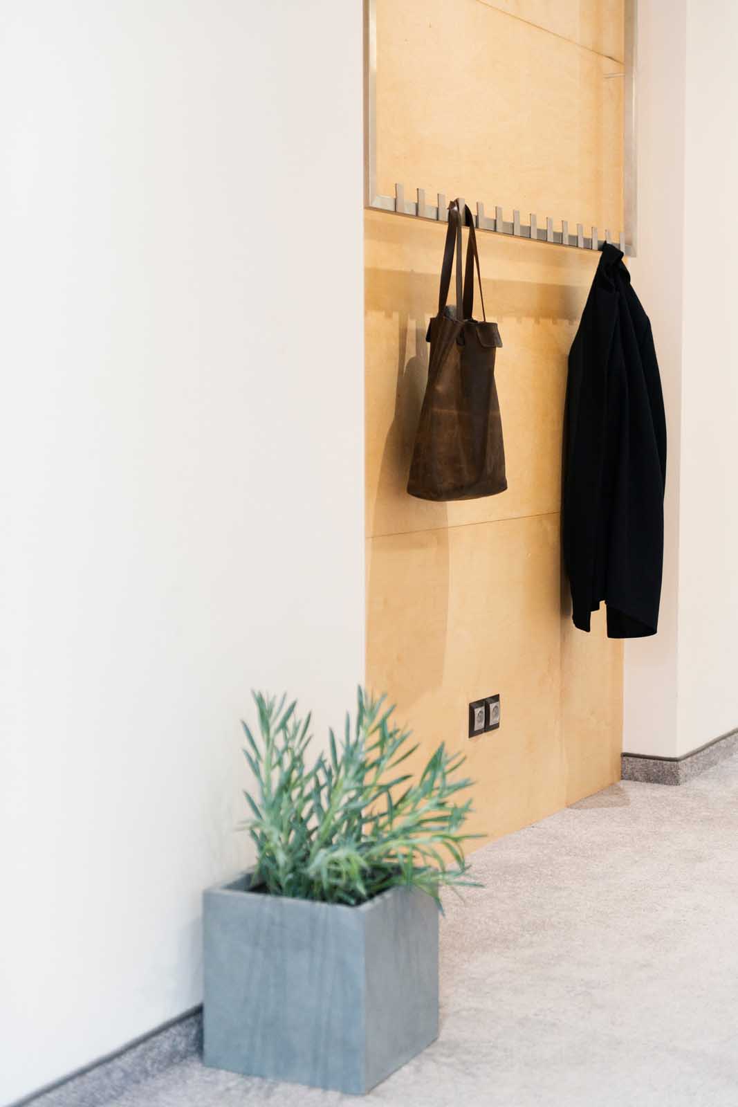 W strefie wejścia każdy ma swój wieszak oraz szafkę na buty.