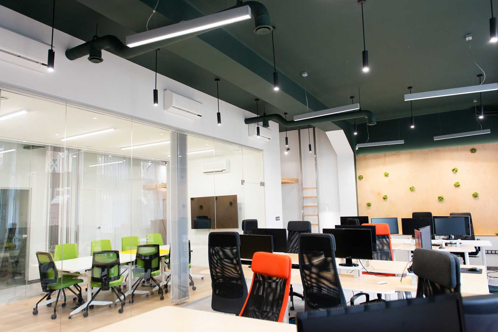 Ciemno zielony sufit i mech na ścianie, wpływają kojąco na zmęczony wzrok.