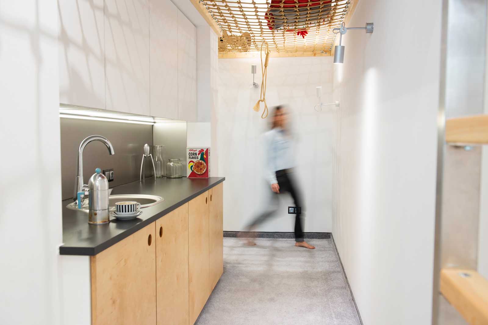 Widok na aneks kuchenny i antresolę.