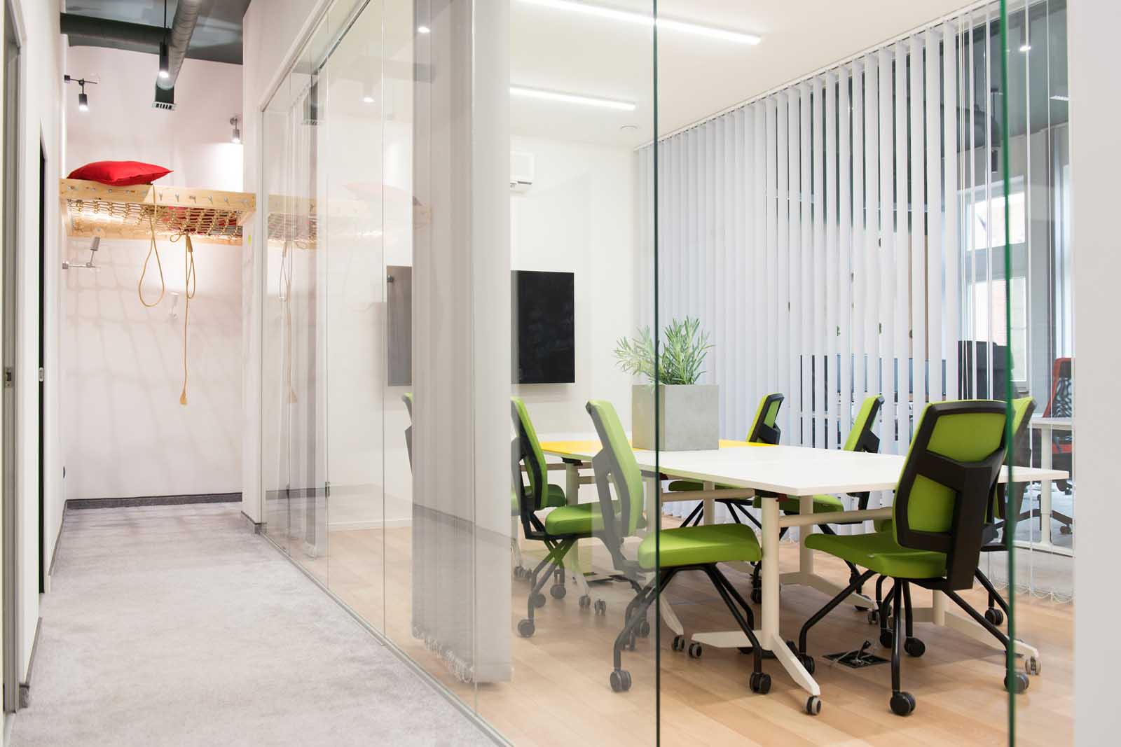 Składane stoły na kółkach, pozwalają na szybkie przearanżowanie pomieszczenia.