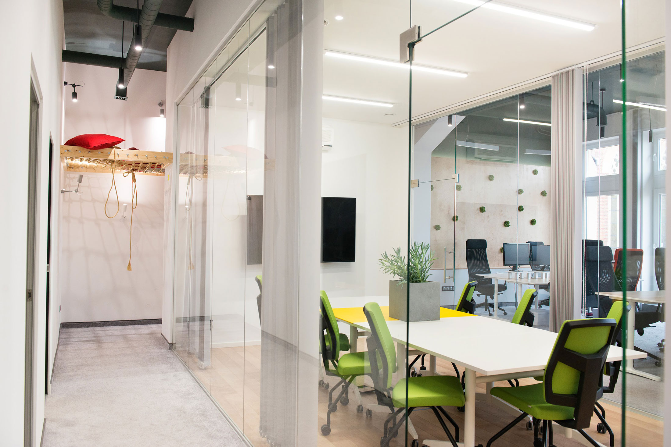 Przestronnie, kreatywnie, komfortowo. Stworzenie otwartej przestrzeni z wielofunkcyjnymi miejscami do pracy w zespołach.