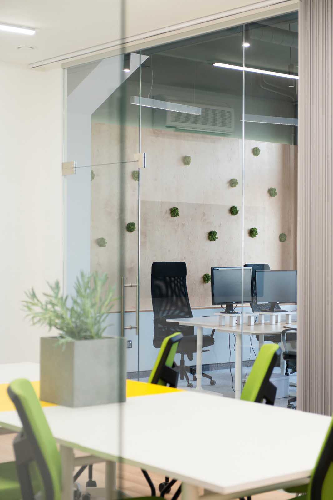 Przeszklone ściany i biała tablica są doskonałą powierzchnią do pisania, zawieszania notatek, planszy, projektów itd.