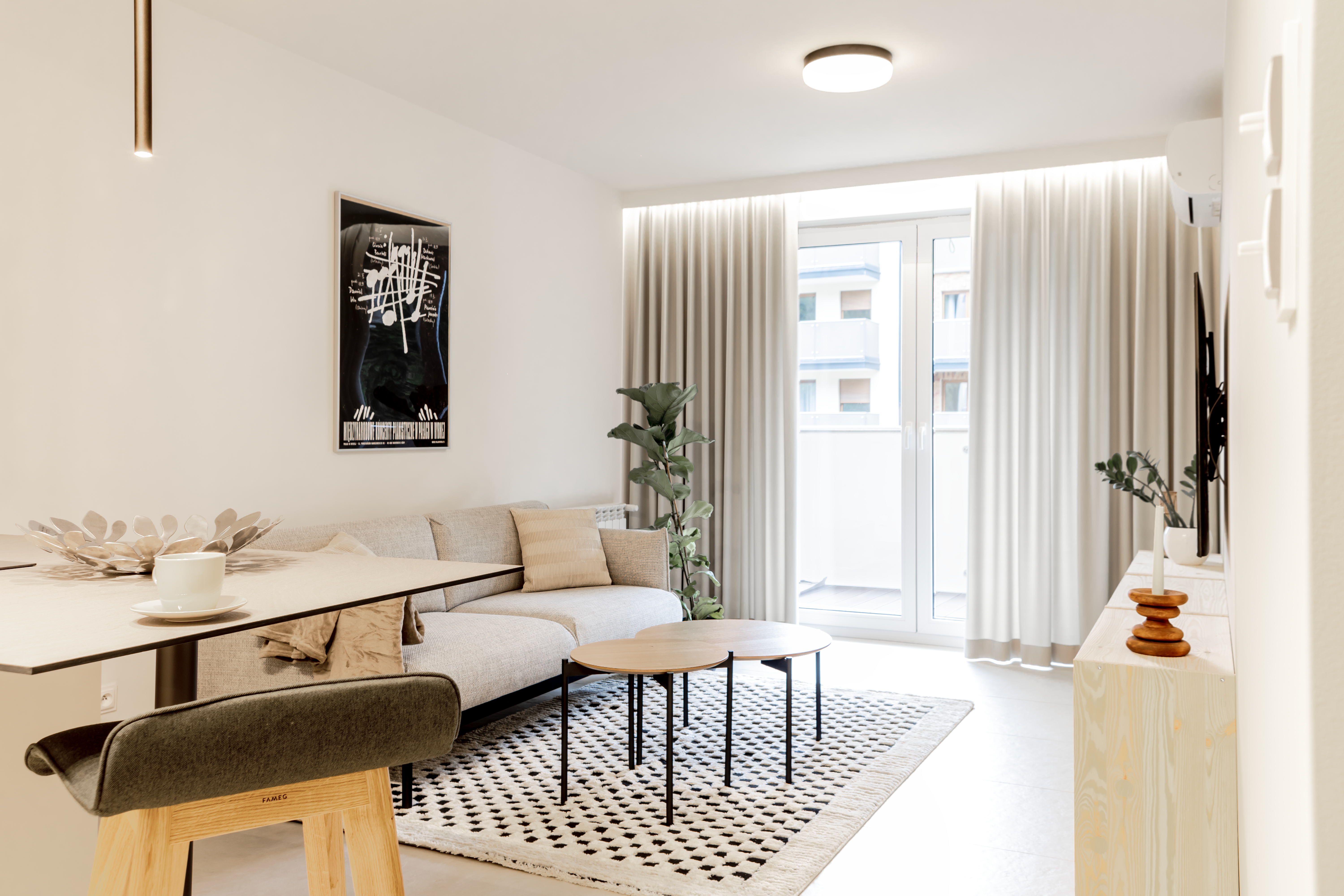 Uniwersalne, przytulne, dające uczucie spokoju. Funkcjonalne mieszkanie na wynajem, wykończone dobrymi materiałami.