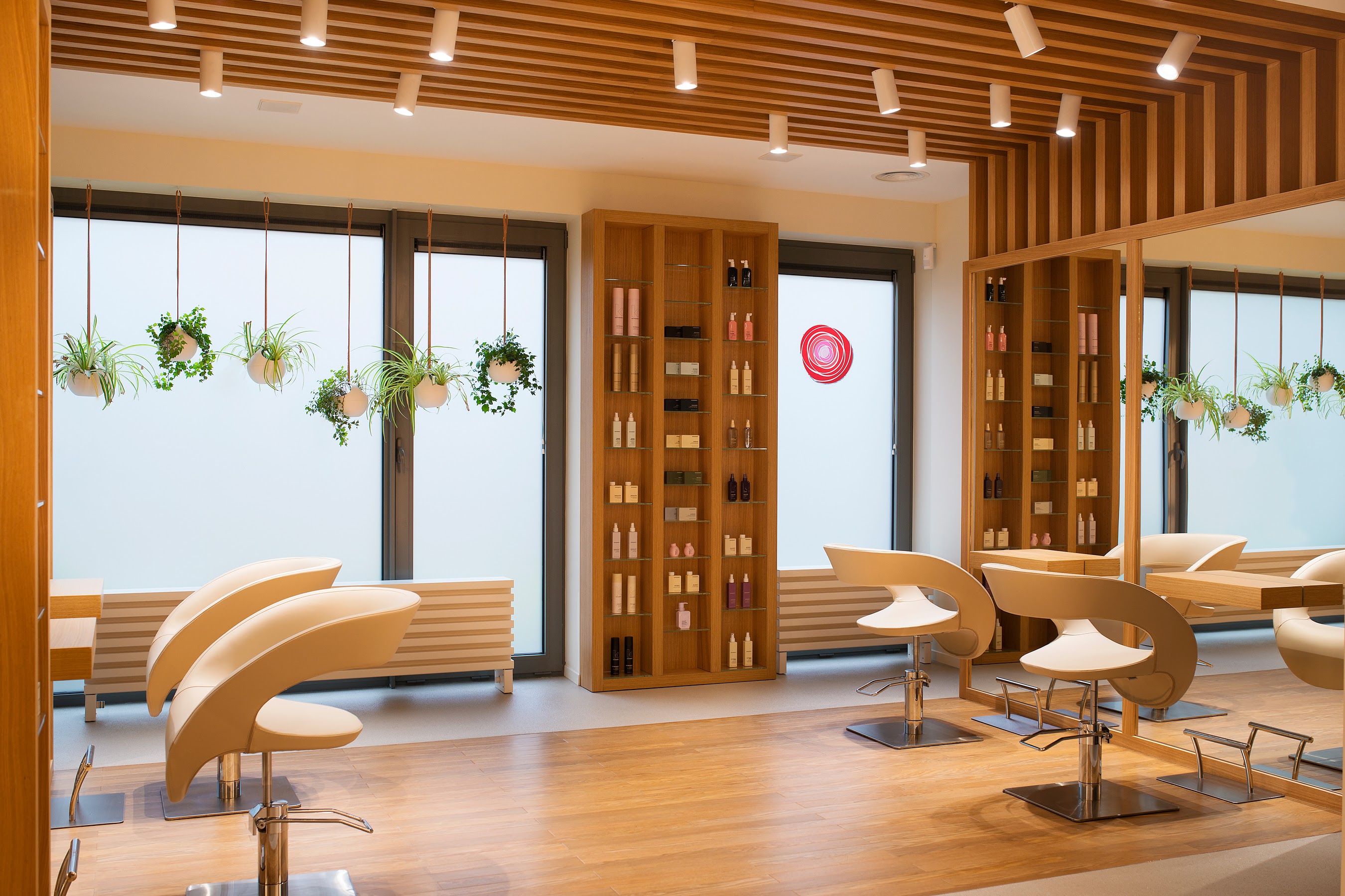 Winylowa podłoga jest materiałem bardzo odpornym na zarysowania, wilgoć, czy środki chemiczne.