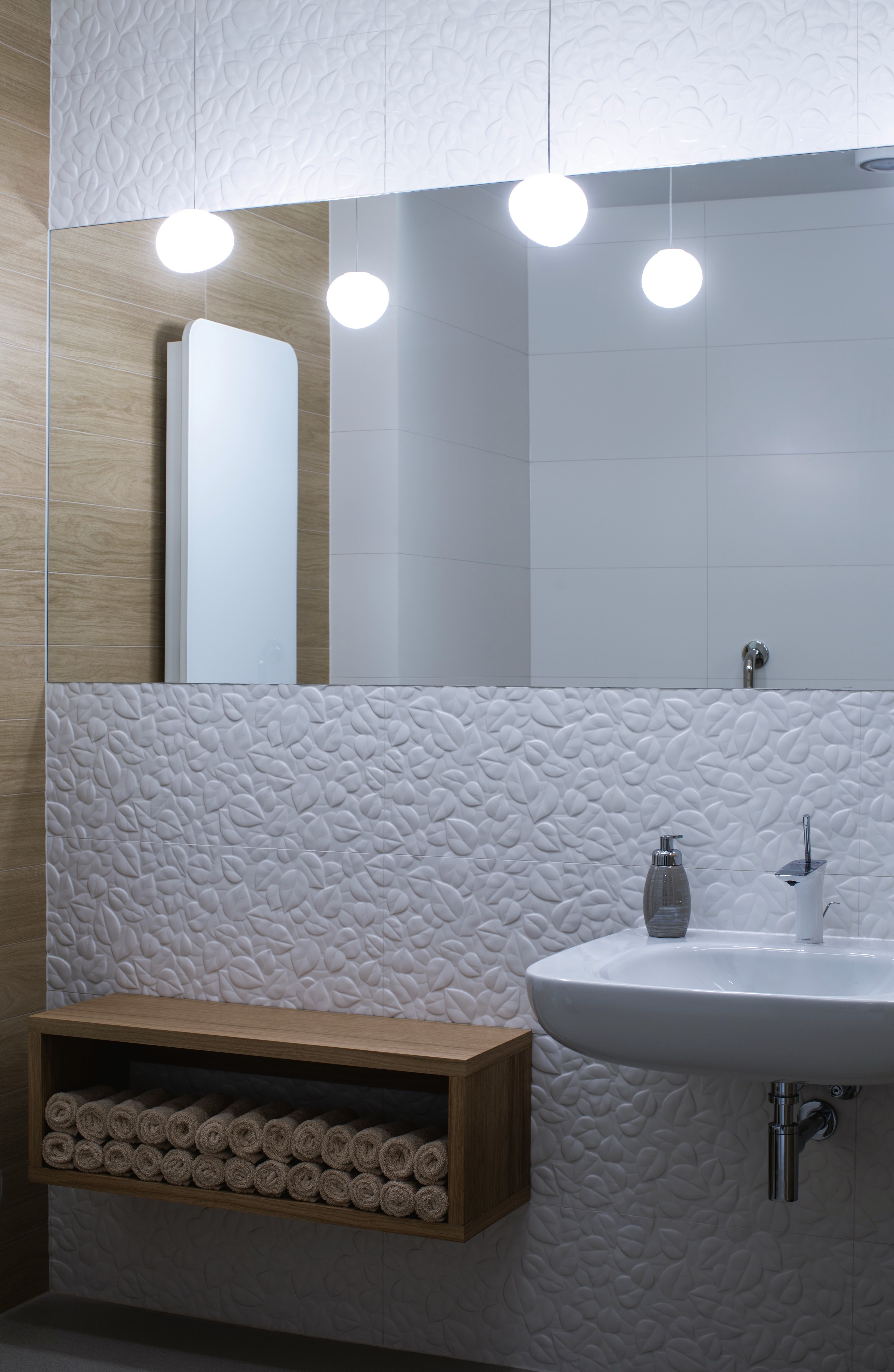 Gabinet masażu i łazienka na piętrze.