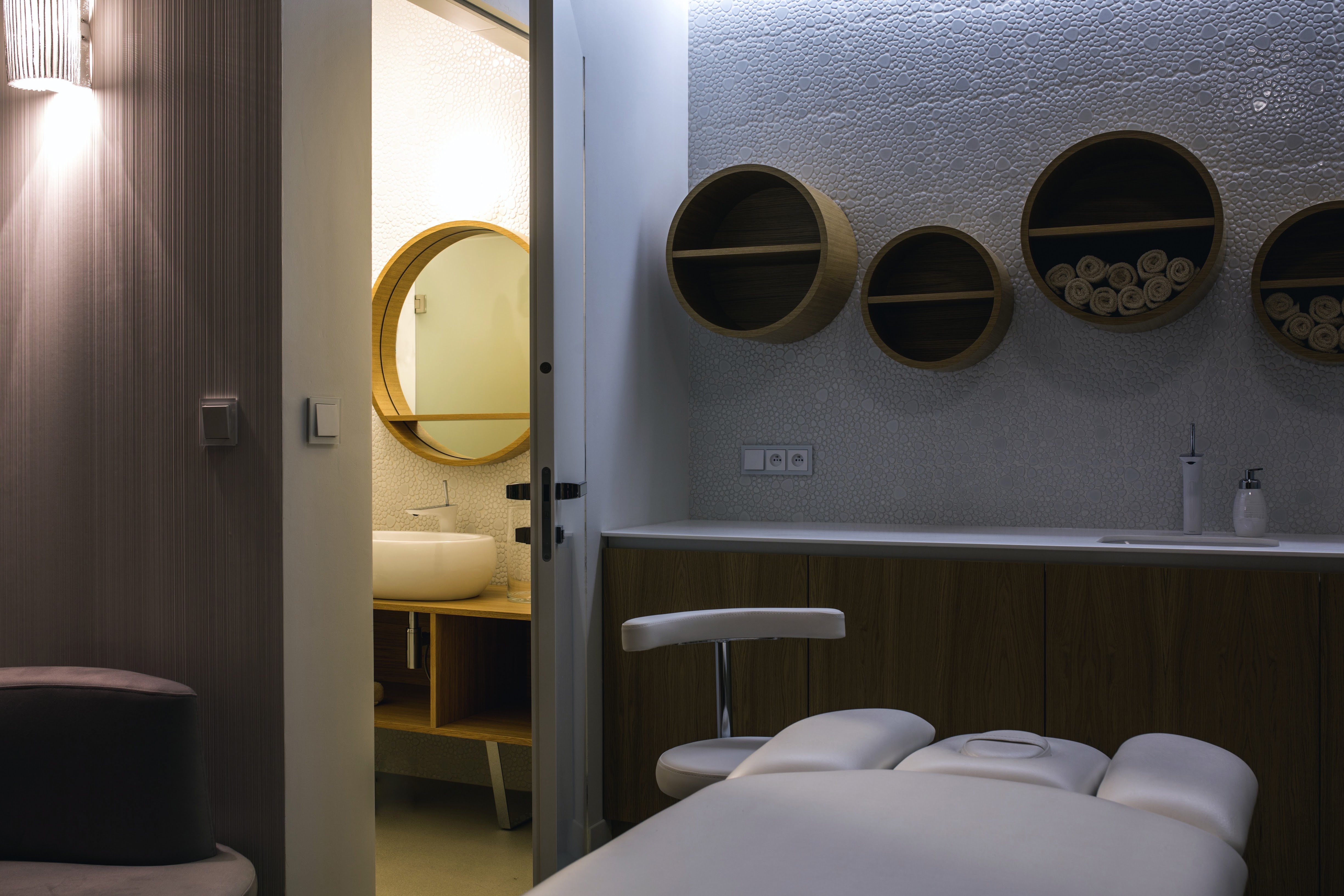 Gabinet masażu z osobną łazienką.